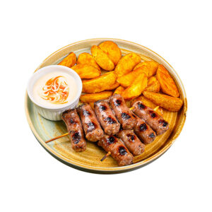 Телешки наденички на шиш с гарнитура картофи соте и пикантен сос