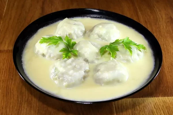 Кюфтета с бял сос